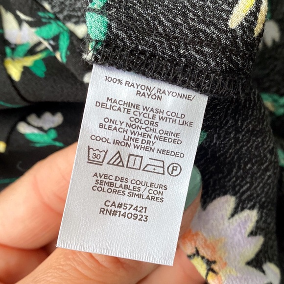 🌼 LOFT BLACK FLORAL RAYON PEPLUM TOP! - Picture 7 of 9